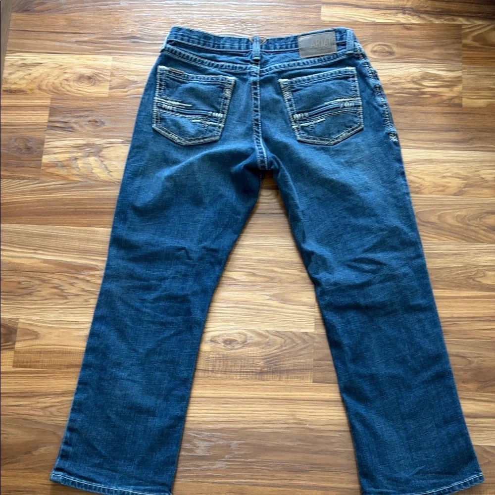 Ariat Dark Blue Distressed Jeans like new!! - Picture 5 of 8